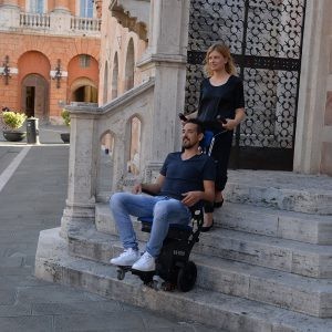 Kako izbrati pravi stopniščni vzpenjalnik za varen transport teških bremen?