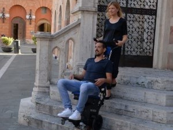 Kako izbrati pravi stopniščni vzpenjalnik za varen transport težkih bremen Luzar